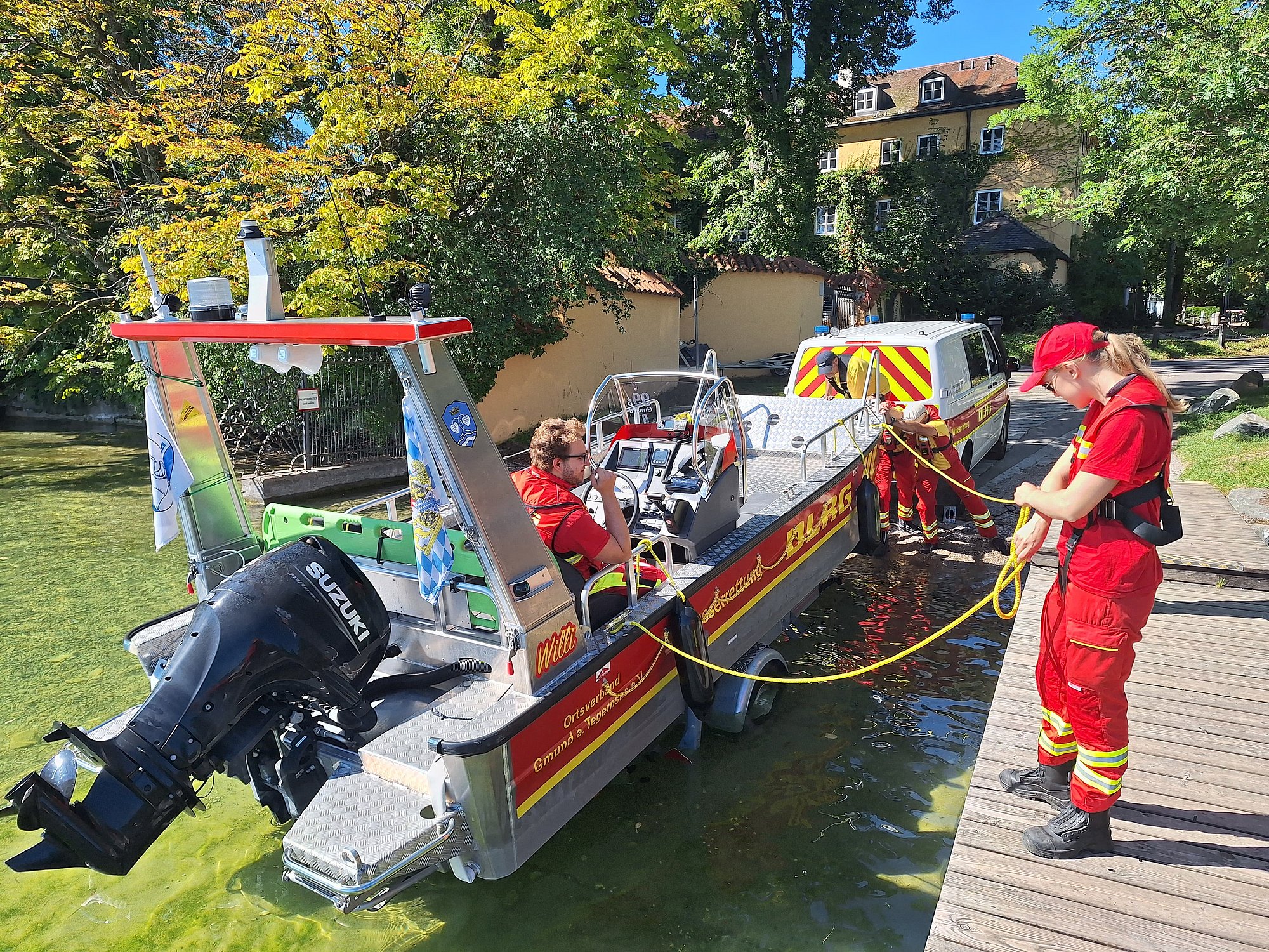 Motorrettungsboot Auf dem Bild ist das Motorrettungsboot beim Slippen in einem Gewässer zu sehen.