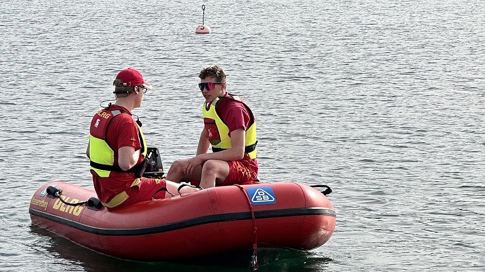 IRB auf dem Wasser Auf dem Bild ist das IRB auf einem Gewässer mit zwei Einsatzkräften darauf zu sehen.