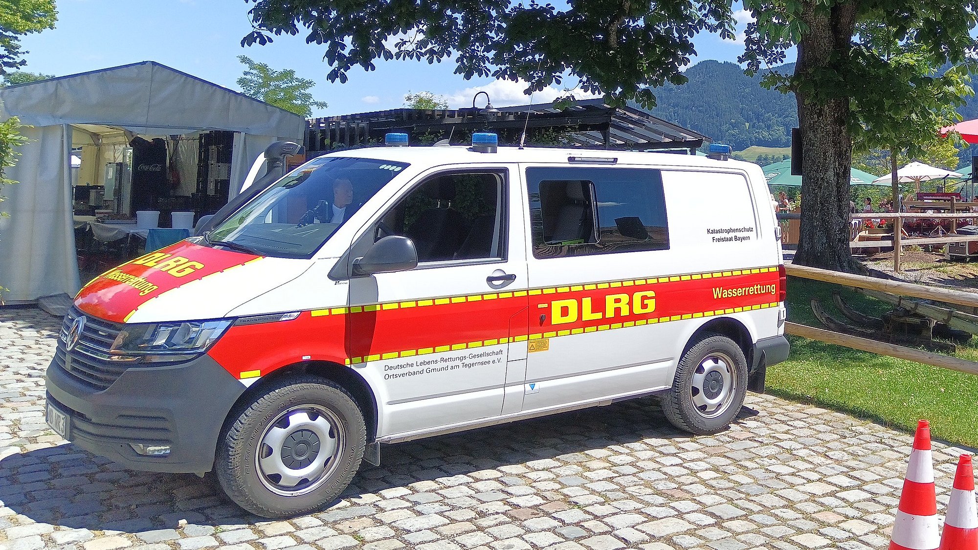 KDOW auf einem Parkplatz Auf dem Bild ist der KDOW auf einem Parkplatz vor einer Veranstaltung zu sehen.