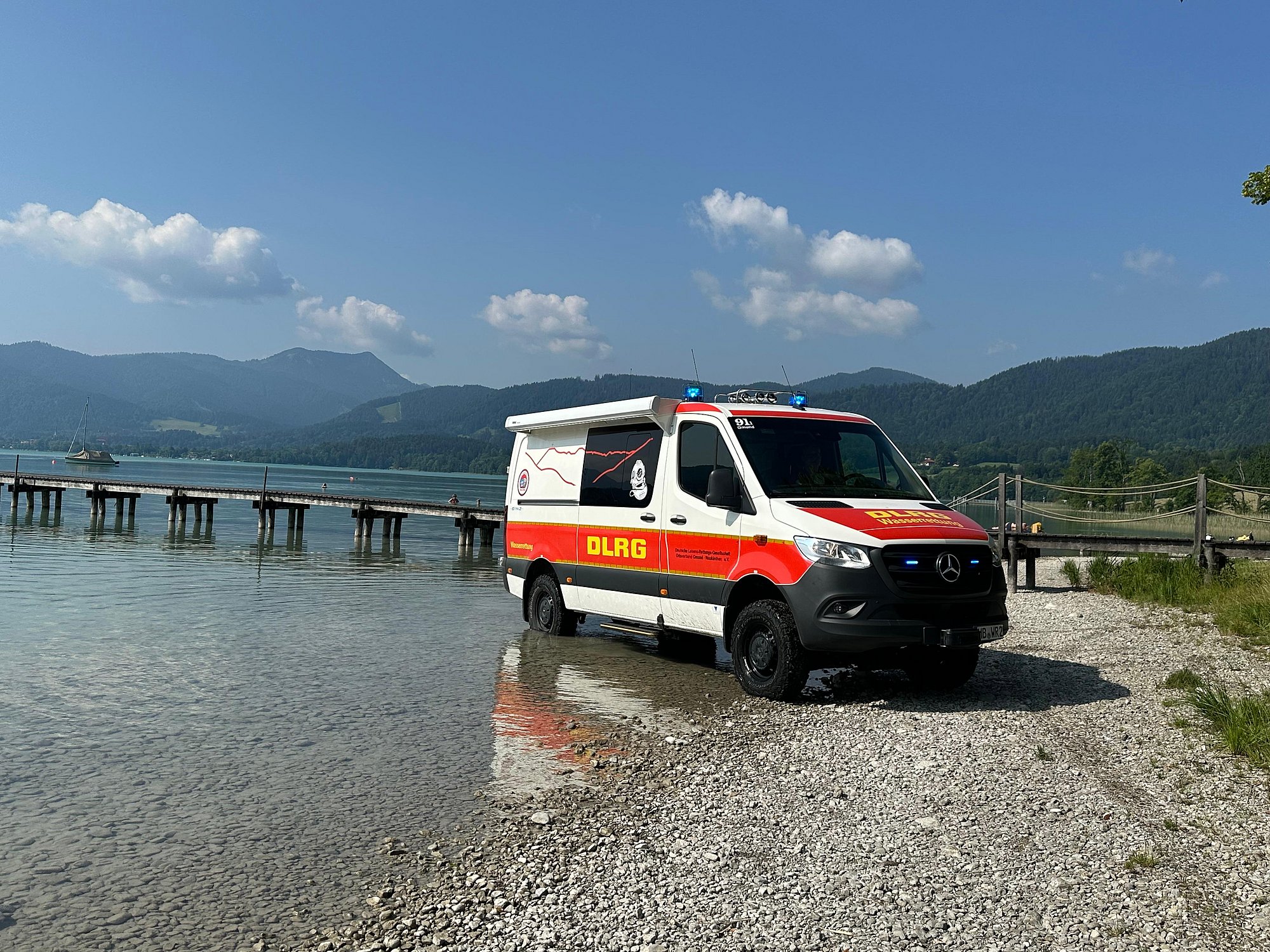 Gerätewagen Wasserrettung Gerätewagen Wasserrettung am Ufer mit Blaulicht
