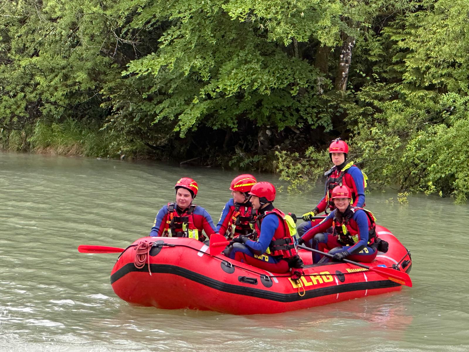 Raft Auf dem Bild ist das Raft auf einem Gewässer mit Einsatzkräften zu sehen