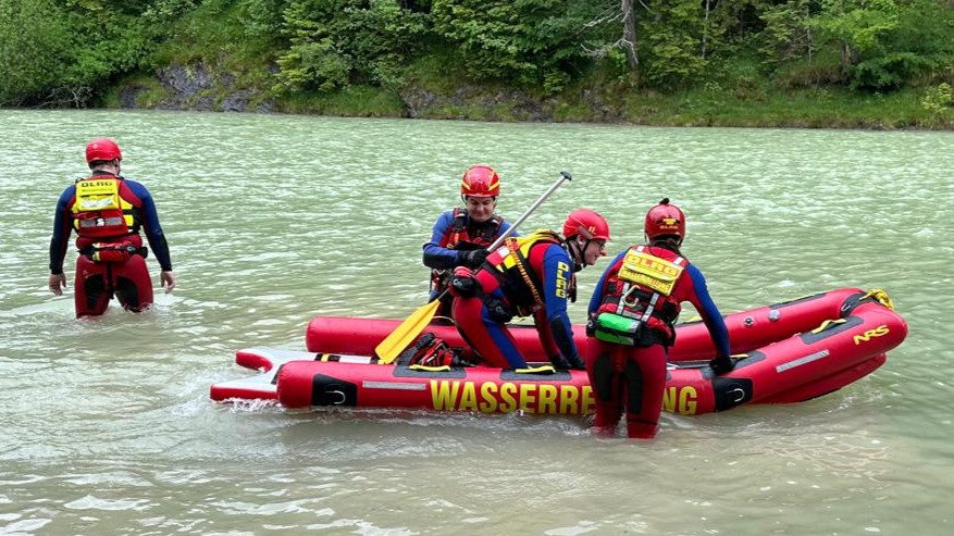 Strömungsretter auf Sled Auf dem Bild ist der Sled mit vier Strömungsrettern auf einem Gewässer zu sehen.
